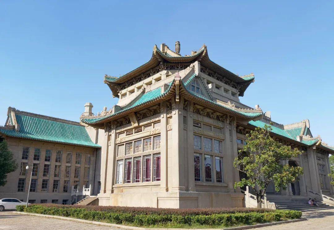 那么,为何武汉大学文学院的屋角会是出挑较远且上翘的南方建筑风格呢?