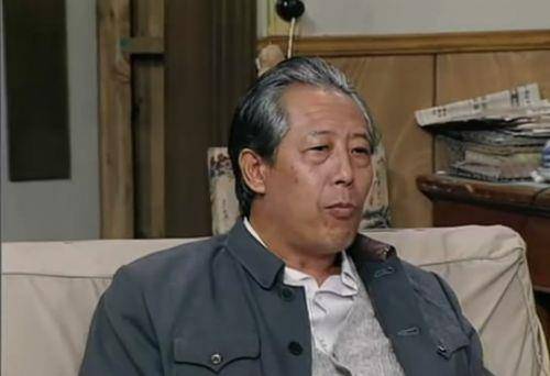 紧接着,就是胡学范的扮演者英若诚,于大妈的扮演者金雅琴.