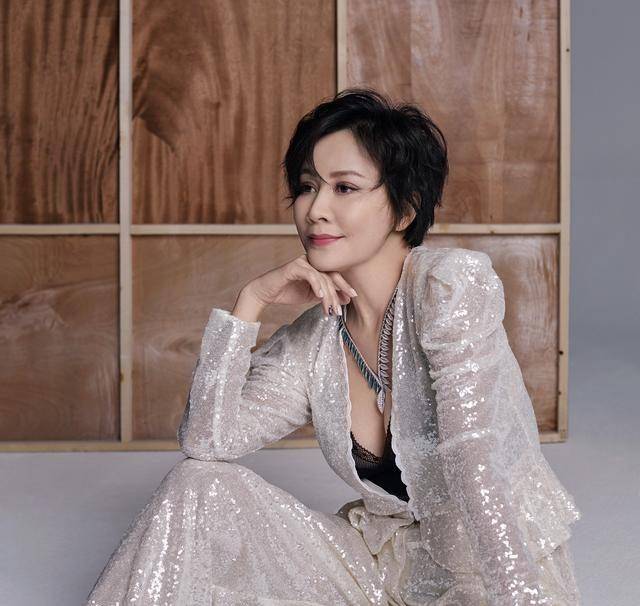 54岁的刘嘉玲晒近照,素颜登山状态极佳,却被讽刺与有妇之夫爬山_保养