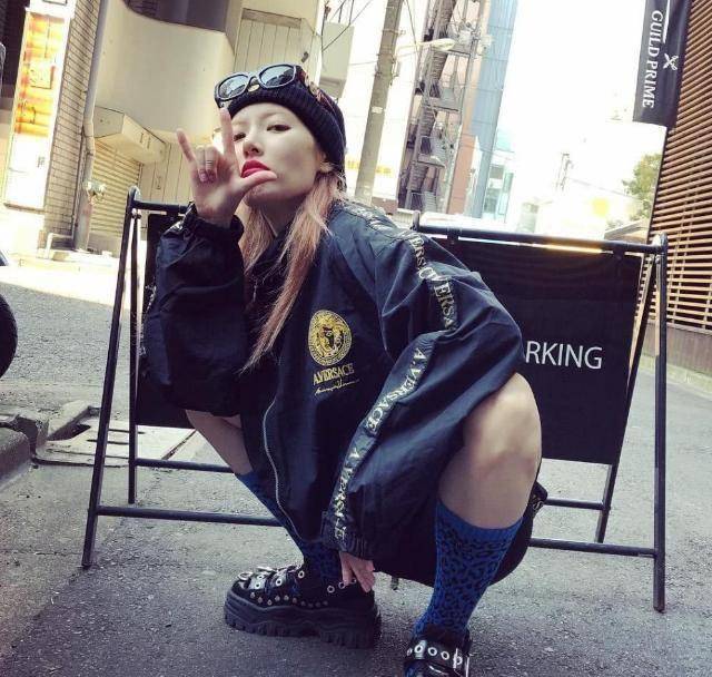 盘点蹲着拍照的女明星,关晓彤的"亚洲蹲"最难,腰腿