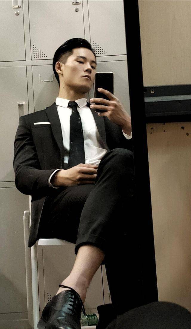 188的肌肉小栗旬脸高挑,长得像彭于晏,网友:太好看了_身材_身体_西装