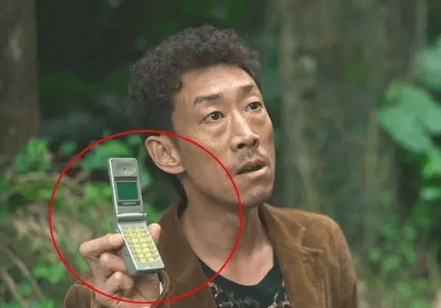 三星 sgh-a188,于2000年9月上市,这款手机没别的,就是厚,可翻盖,看