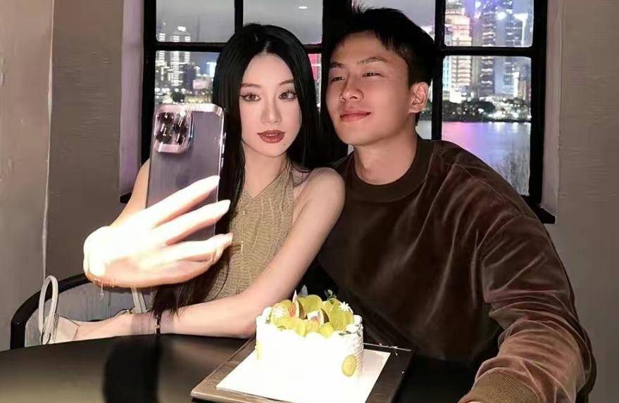 当众吻富二代男友,身材太火辣,标准网红脸_范斯晶_父亲_中国