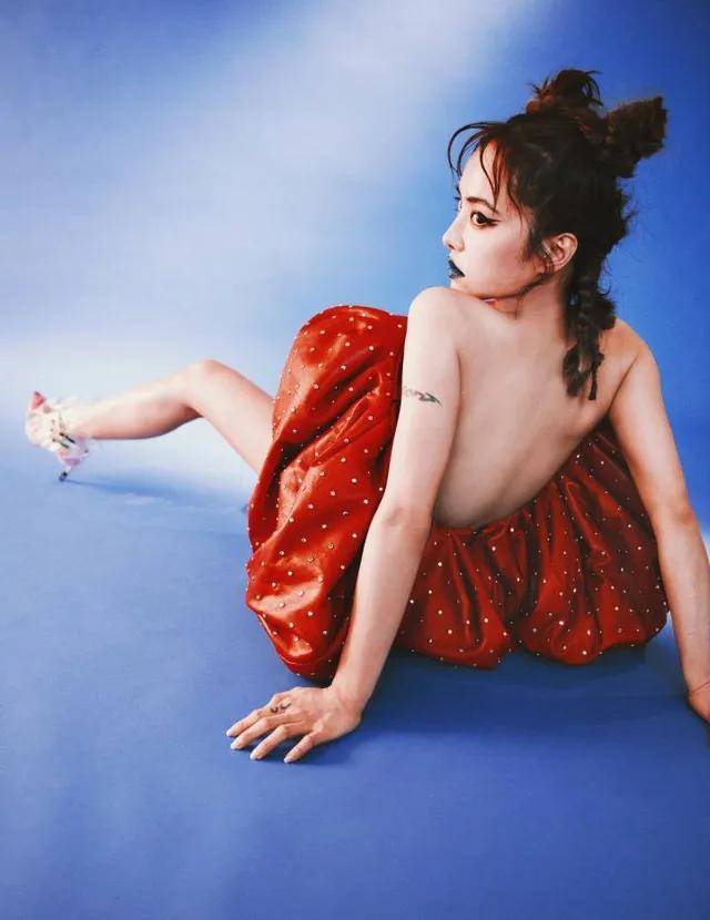蔡依林经典地才造型,帽子,连衣裙,高跟鞋统一的蓝色,被俗称为"地才蓝