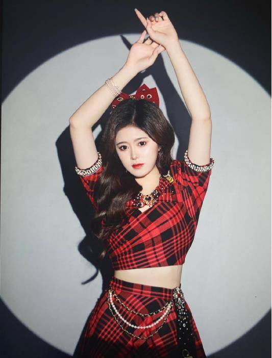 16岁邓歆玥初见风采,芭比颜值配小裙子,轻熟少女感