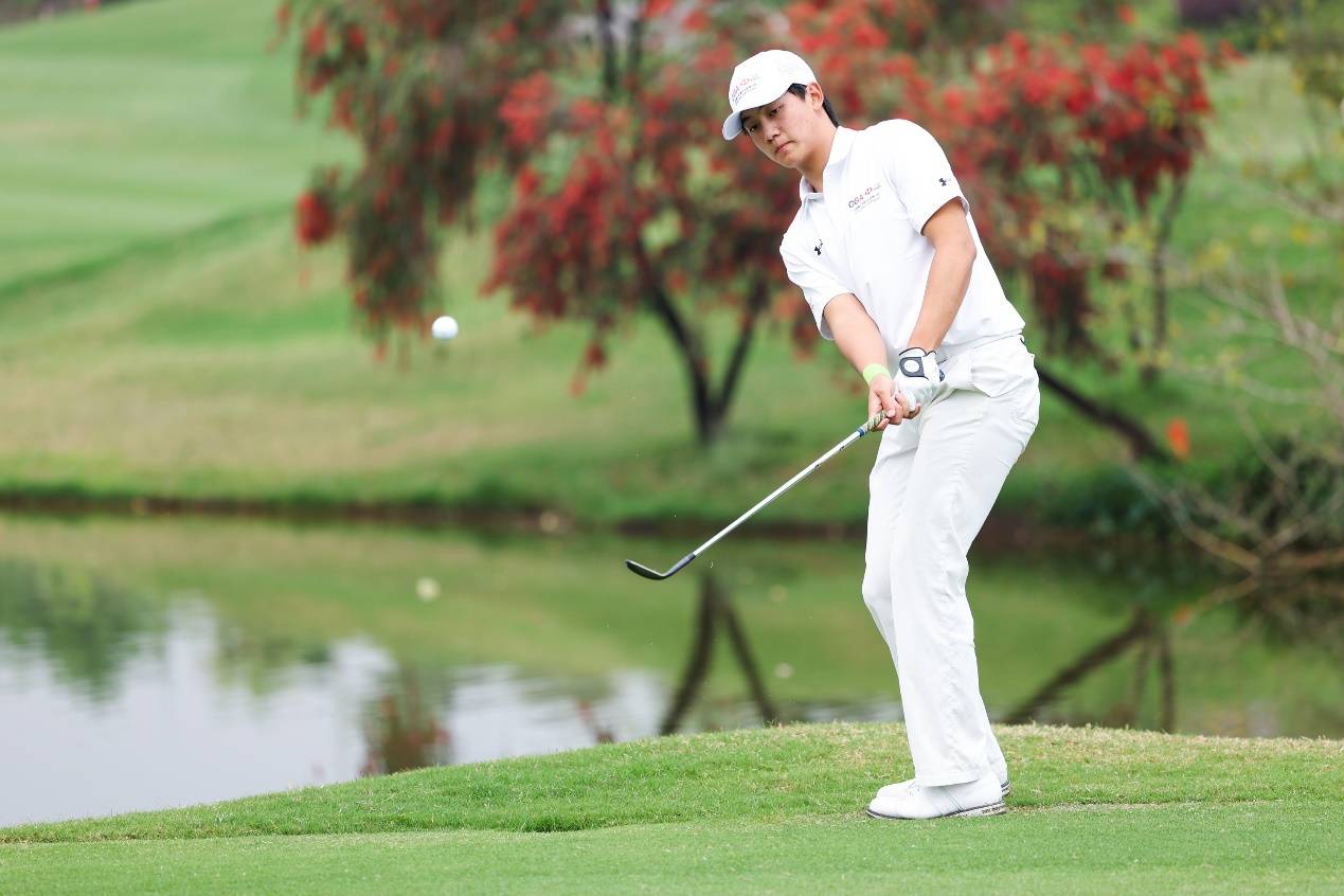 汇丰青少年清远站次日 男a韦天佑领跑王梓萱7杆优势登顶女a_小鸟_铁杆