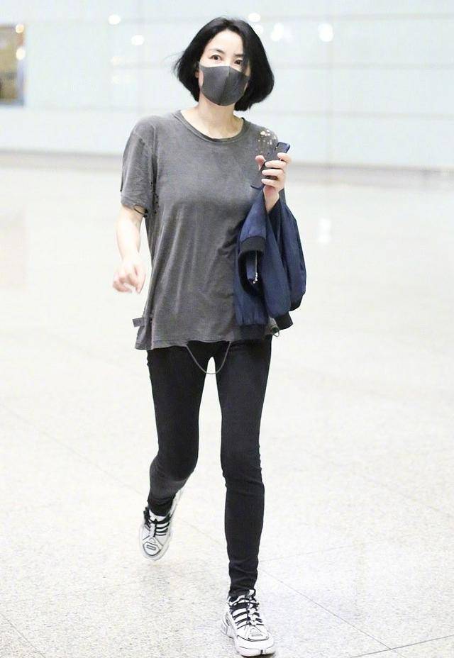 王菲真会穿,穿黑色紧身裤勾勒身材,双腿纤细修长天后气场绝了_时尚