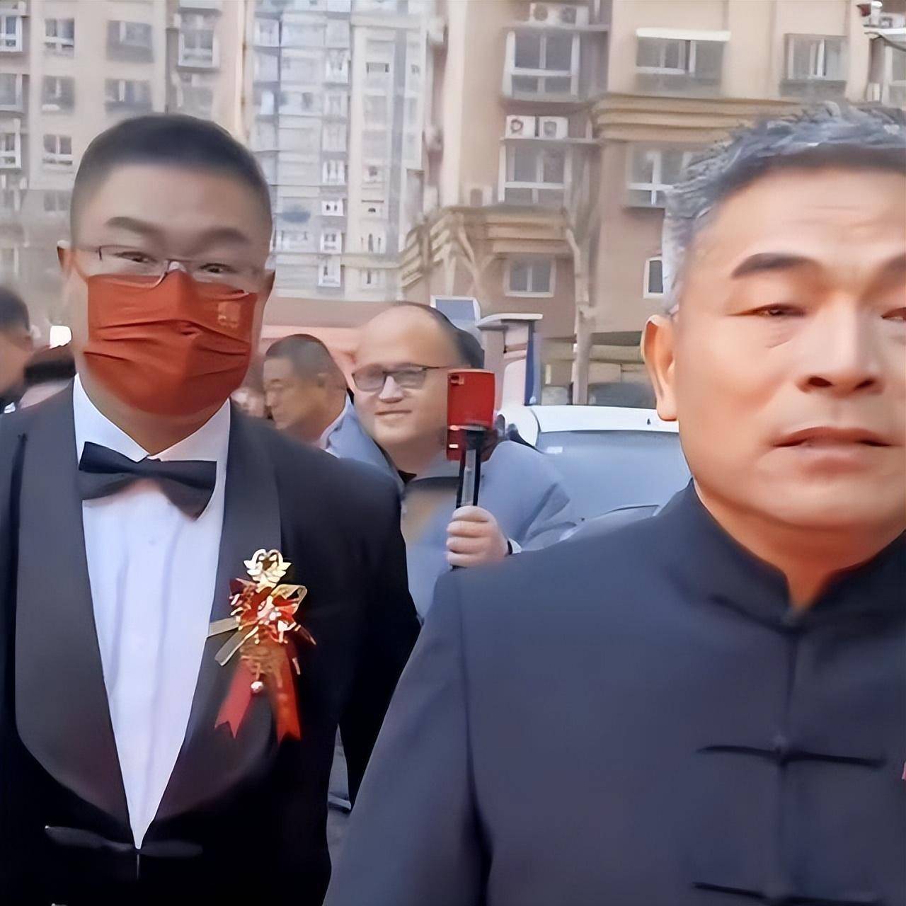 郭振婚礼顺利举行,郭刚堂特意发声感谢到场来宾,姐姐送新婚祝福_父母