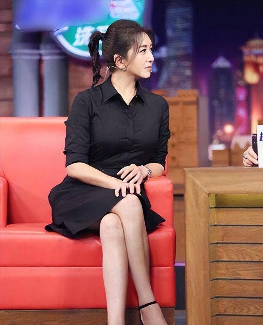 55岁江珊穿牛仔裤年轻漂亮,高曙光真是丢了宝了!