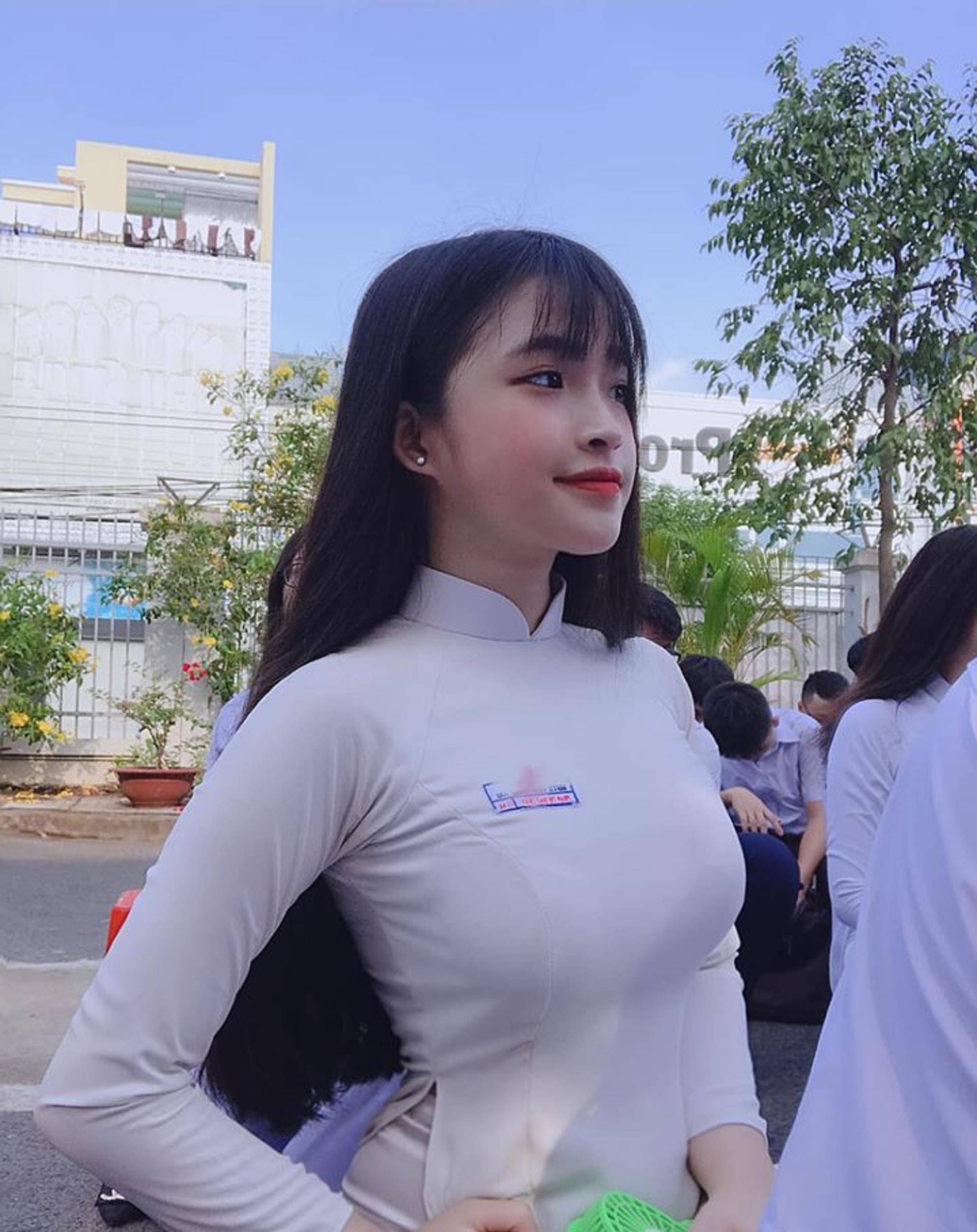 被称为越南版"奶茶妹妹"穿奥黛服饰 天使般的面孔太惹眼!