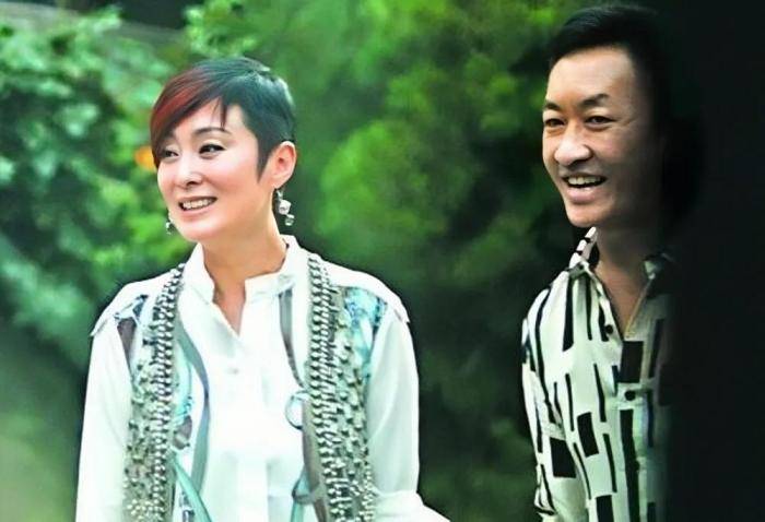 向华强的弟弟向华胜:收割张敏等3位绝色女星,64岁离去无儿无女_向前