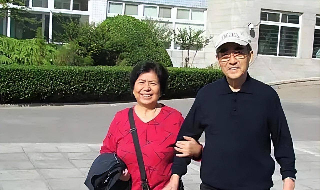 庄则栋生命最后:范曾为其现场作画,他强撑病体,极力睁大双眸_中国乒协