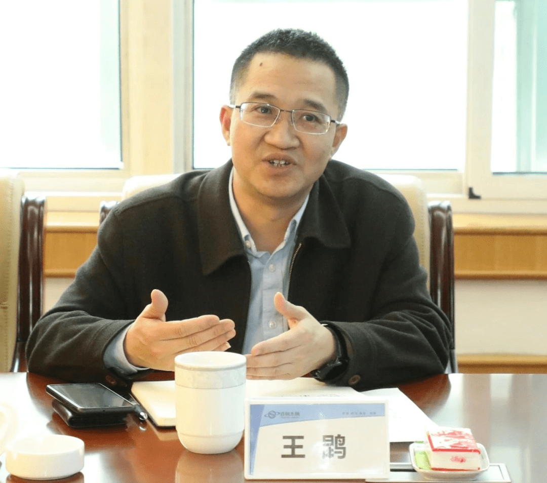 水钢党委副书记,总经理龙雨等,接待来访人员.