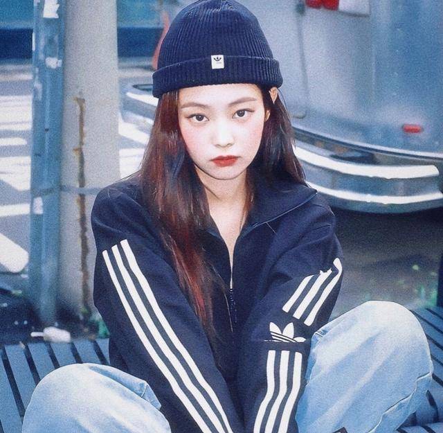 jennie登新画报,复古摩登造型魅惑十足,不愧是人间香奈儿