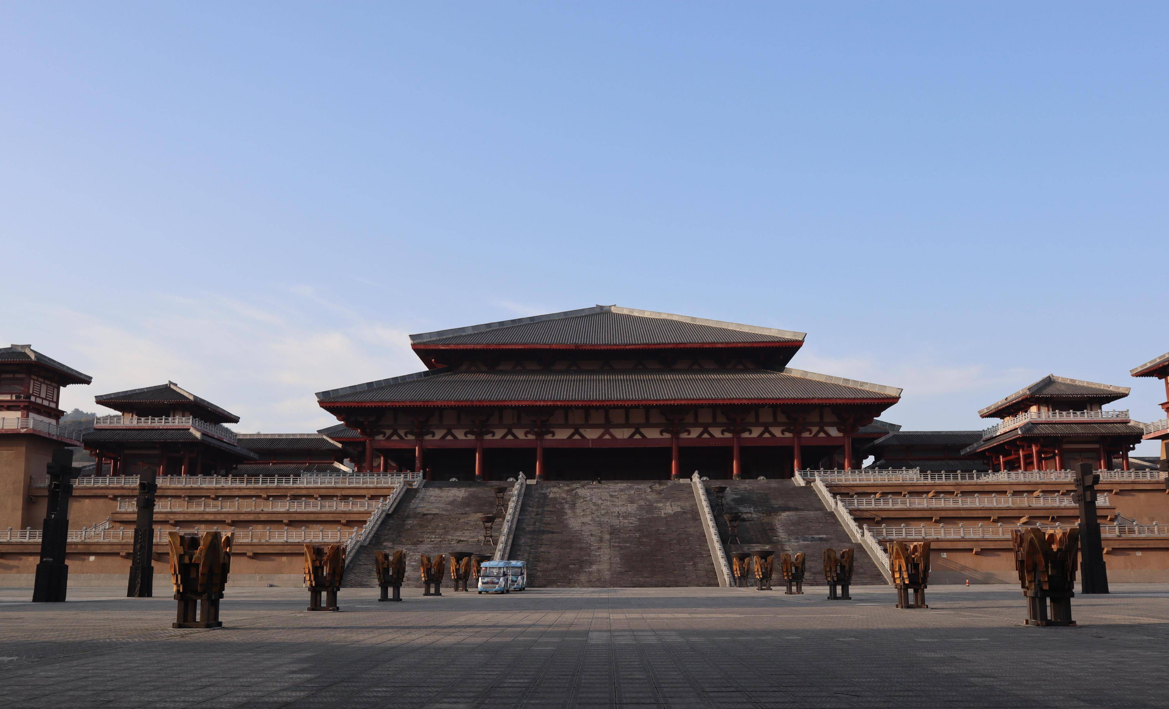 建筑风格均依据史料记载和专家考证构建,最大化地还原秦汉皇都建筑