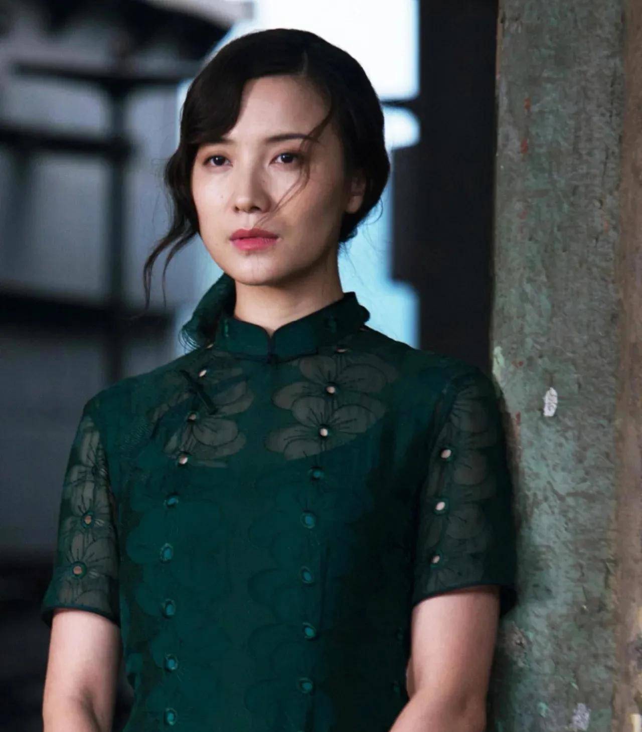 "冰美人"宋佳,一身冰肌玉骨,身着黑色丝绒开叉裙,魅力四射_柳琴_淡妆