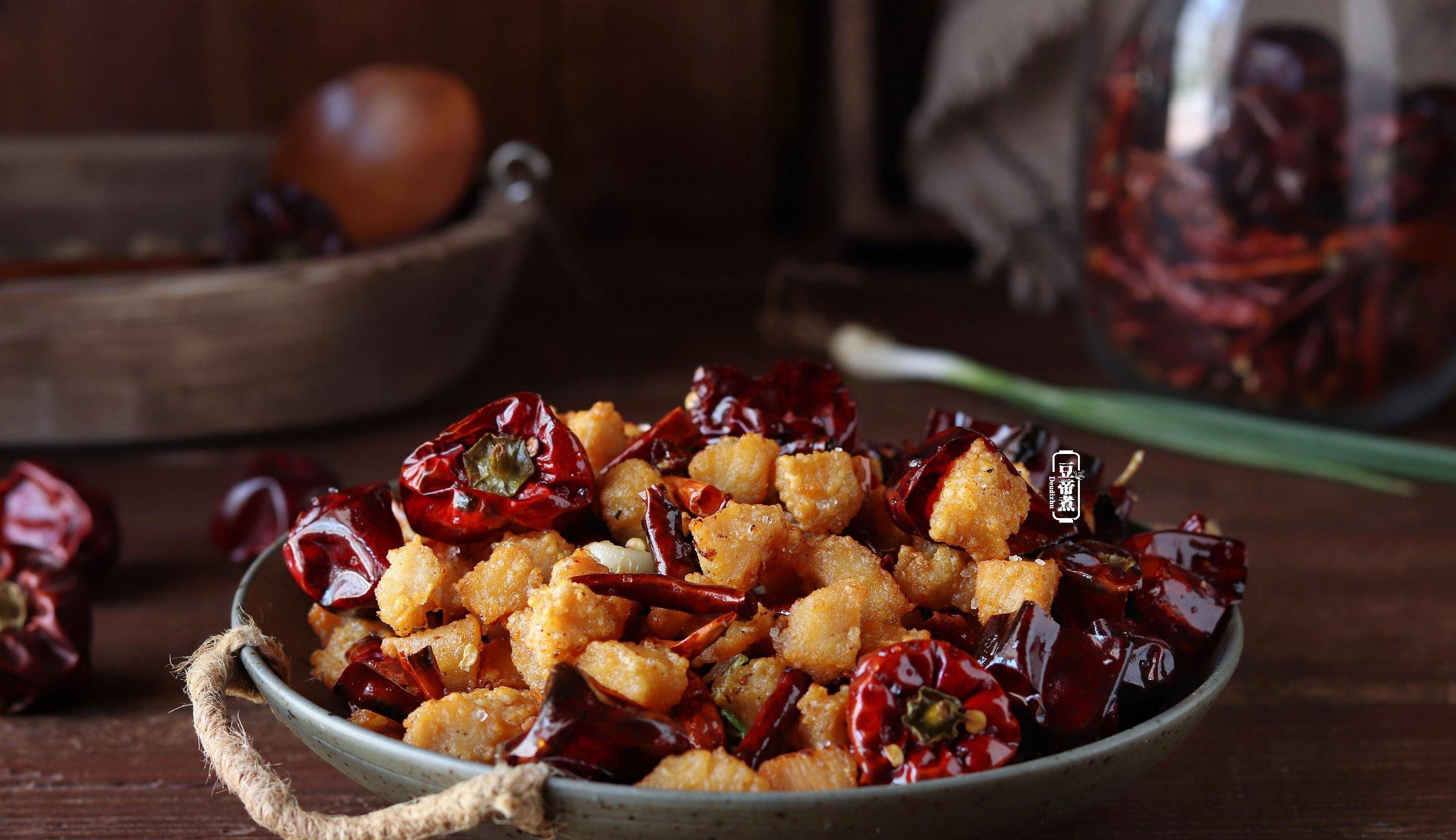 辣子鸡丁食材:灯笼椒适量,干辣椒适量,鸡腿肉(鸡胸肉)适量,老姜2片