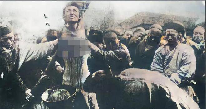 “义和团”1900年，一名义和团员被凌迟处伤的场景，血液从他身上拼命流出