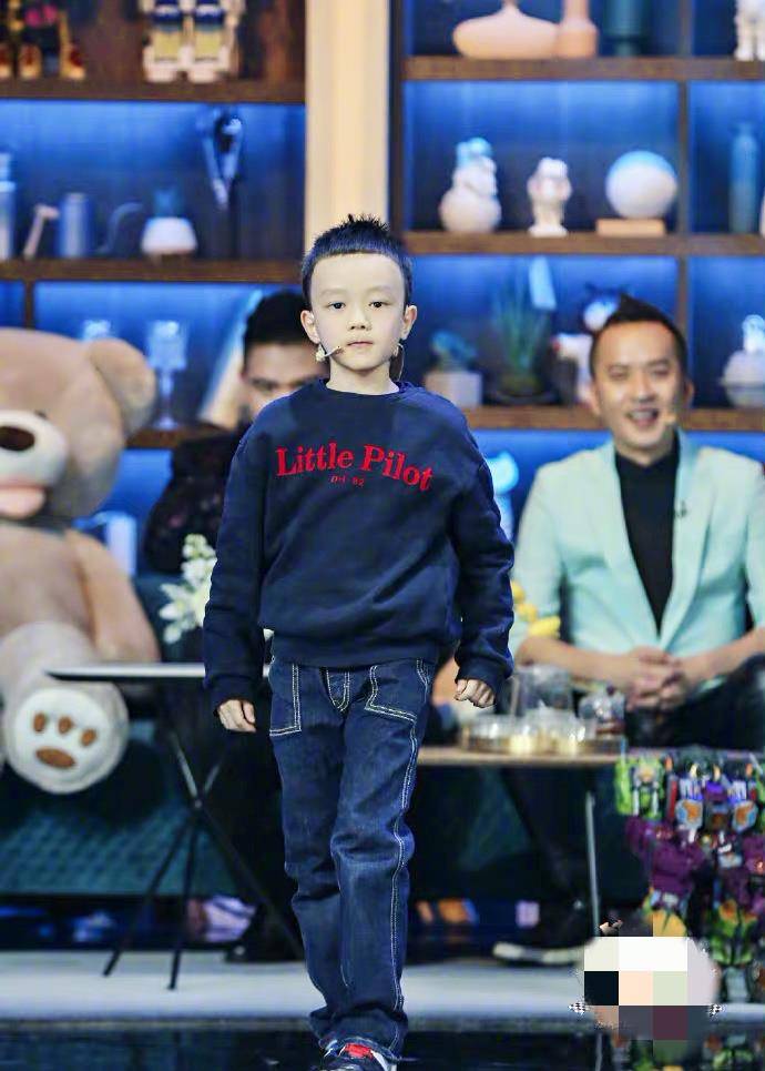 汪涵儿子首次露面,父子同台互动太有爱,首秀便献上"荧幕初吻"_沐沐