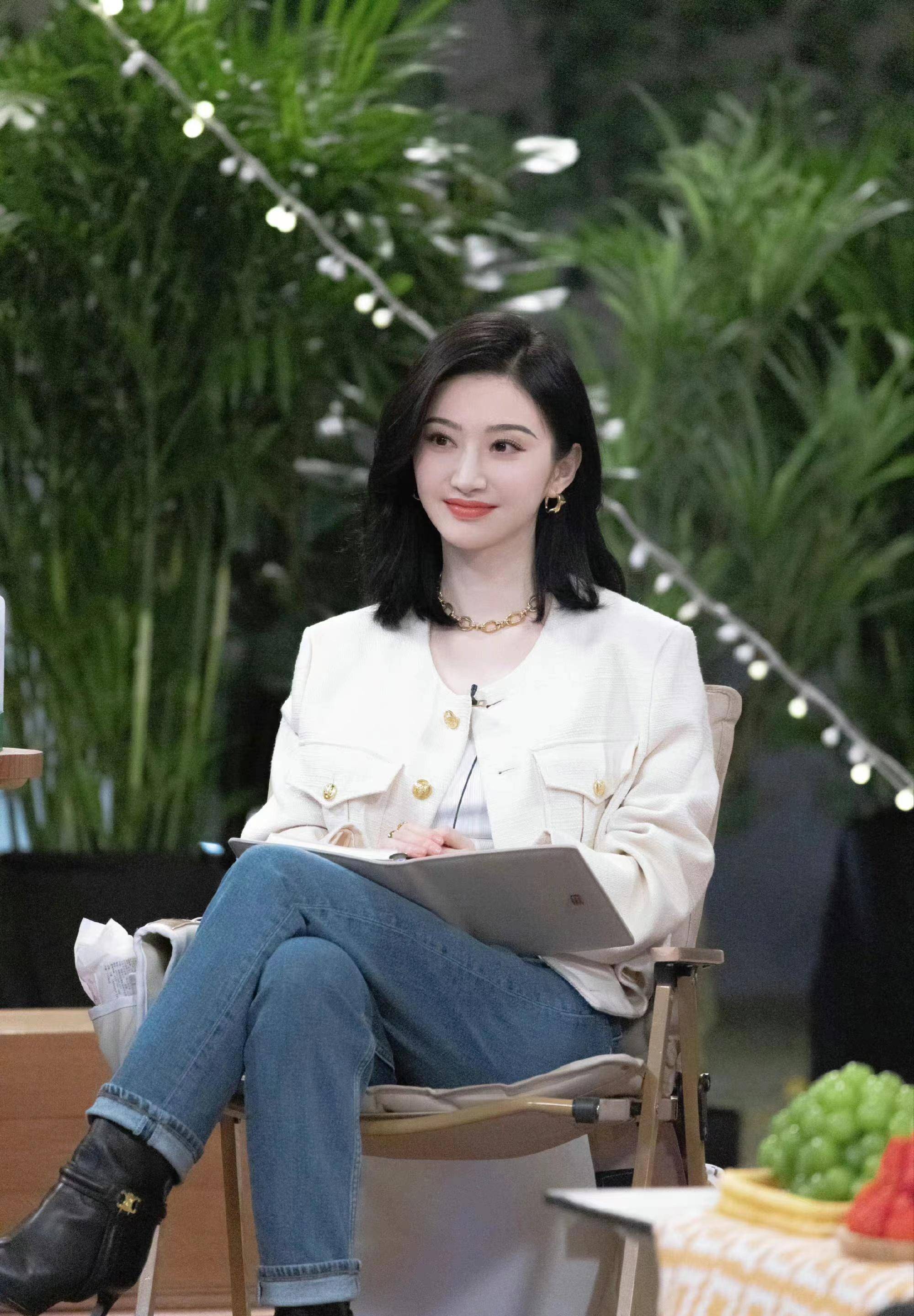 景甜重回《半熟恋人2》,白色外套搭配牛仔裤,简约气质范儿!