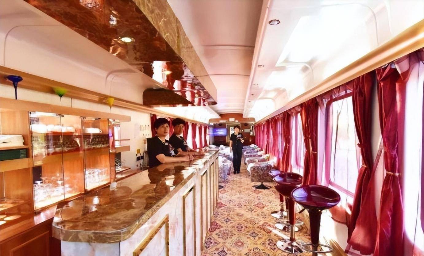 我国要坐14天的火车,票价万元起步,沿途风景每一帧都很美_车厢_人们