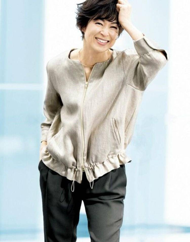 56岁的铃木保奈美告诉你:发要短,衣要长,气质又好看_造型_整体_下图