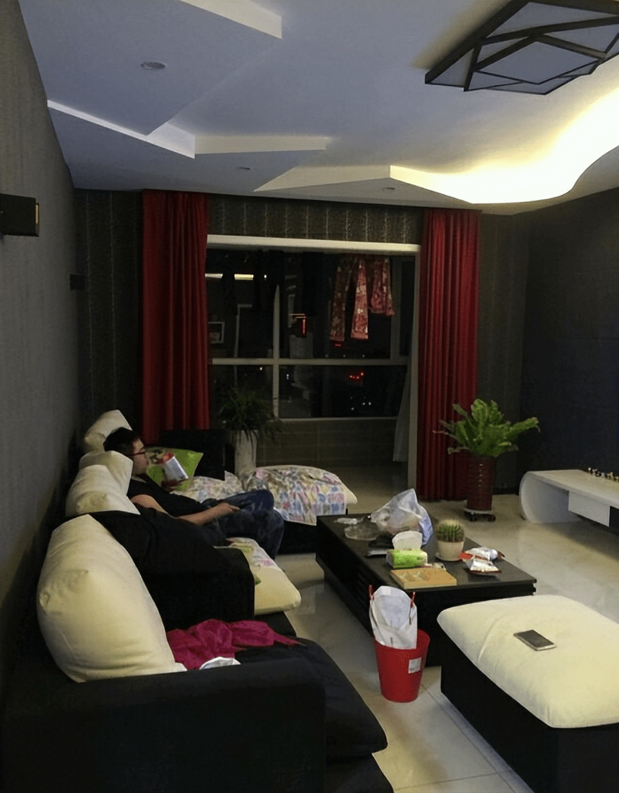 老婆硬要把房子装成黑色调,老妈住了两天后,说以后再也不来了!