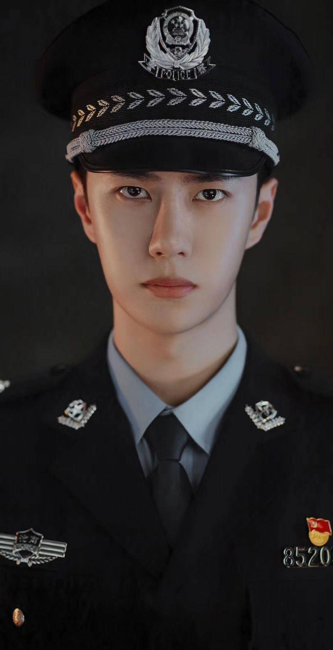 的影视剧《冰与火》中,王一博再一次抱紧主旋律的大腿,饰演一名警察