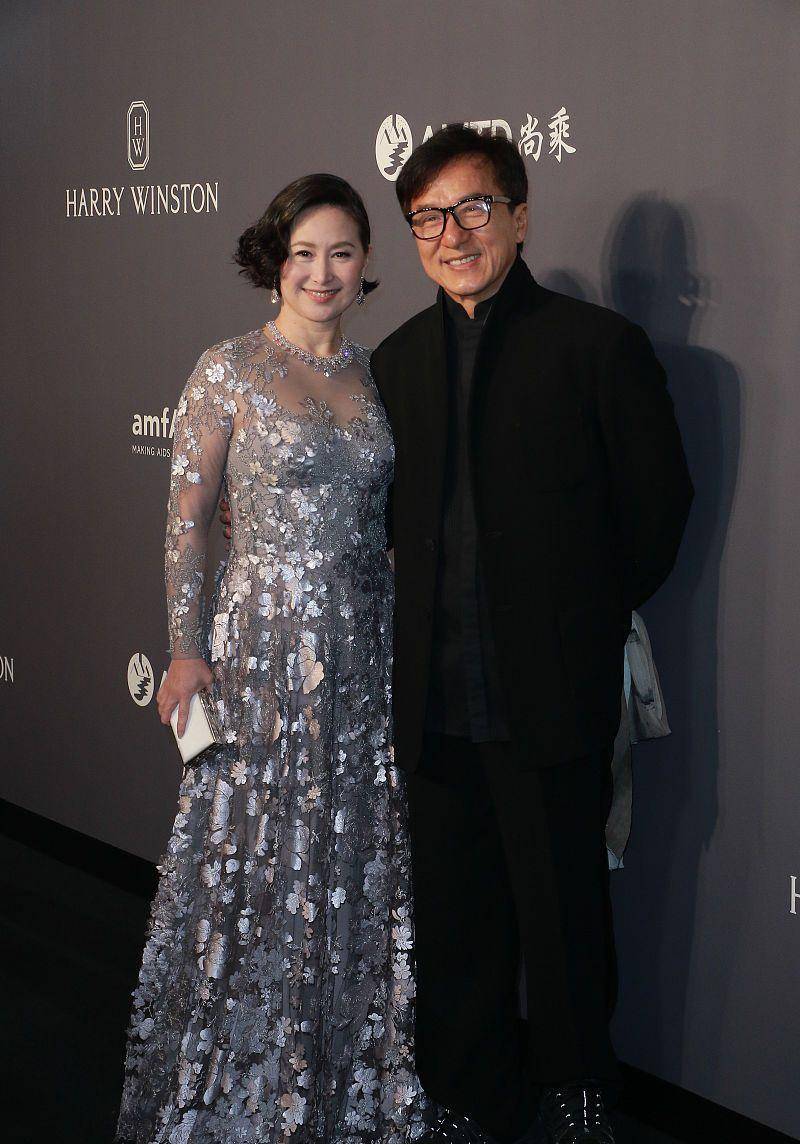 何超琼身材不足用"气质"补,穿蕾丝亮片裙,依旧显女强人范儿_显得_造型