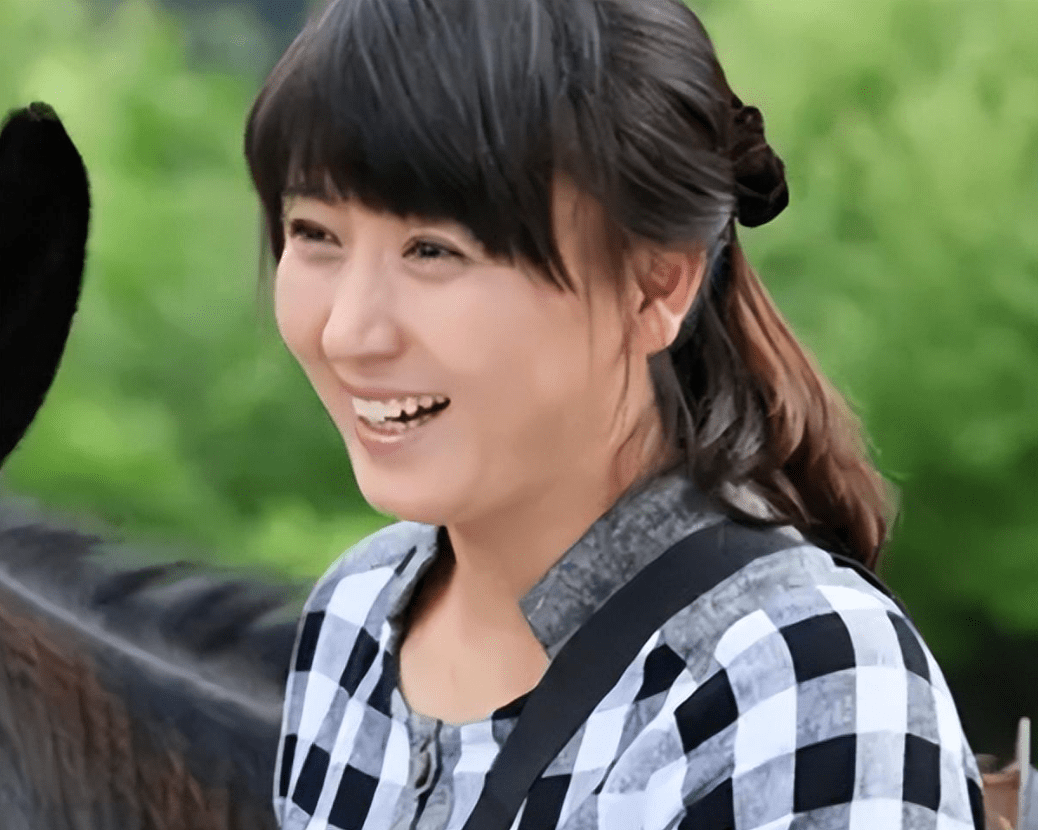 闫学晶:和前夫离婚11年,二婚45岁生下女儿,子女的话让她欣慰_林越