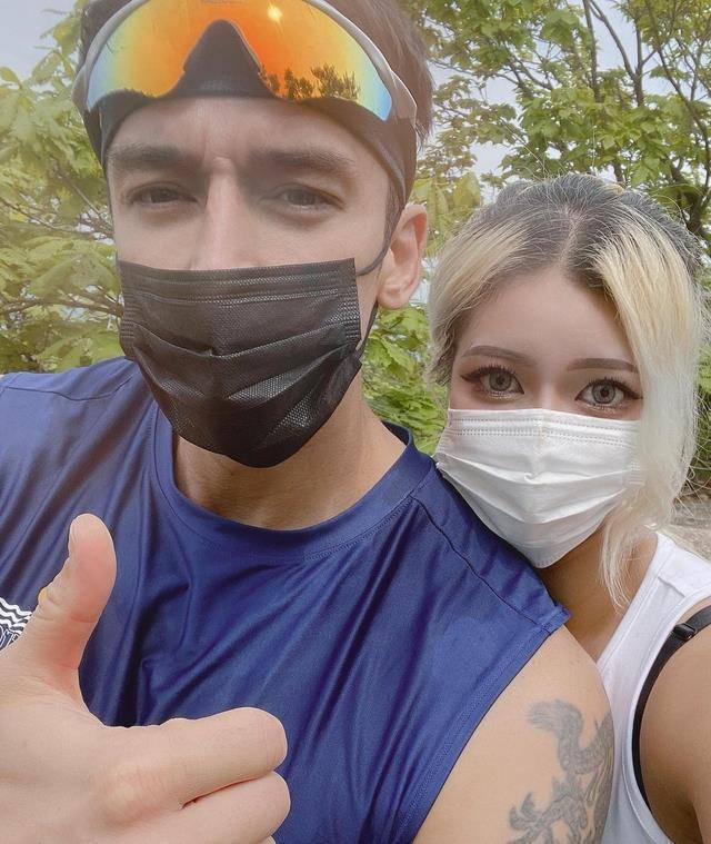 朱利安姜官宣恋情!与小19岁女友似同龄人,女方大眼长腿不输明星