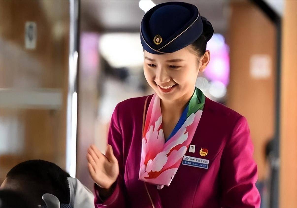 朝鲜火车乘务员pk中国高铁的高姐,谁更胜一筹_工作_薪资_列车