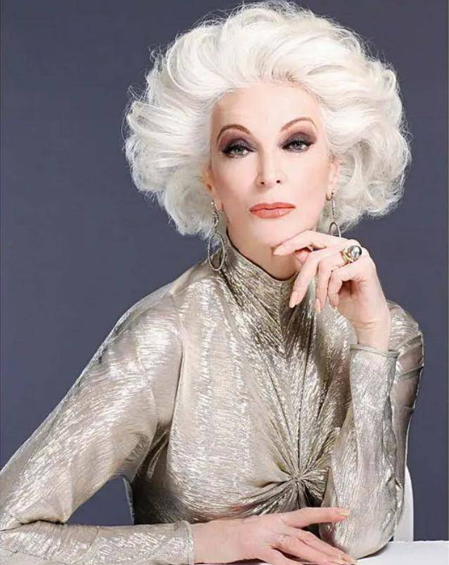 超级名模卡门:91岁只裹白床单出镜,大胆秀腿,岁月不败美人_事业_母亲