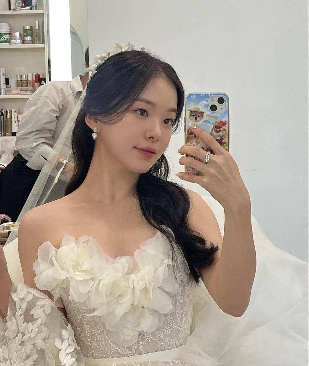 韩国网红荷娜,白皙皮肤,气质出众,饱满身材!_显得_自然_感觉