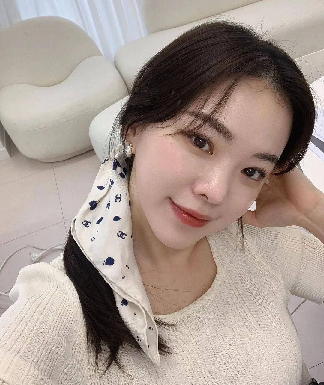 韩国网红荷娜,白皙皮肤,气质出众,饱满身材!_显得_自然_感觉