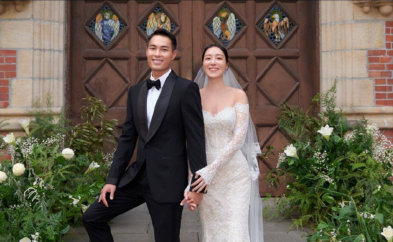 杨佑宁补办婚礼,左手牵媳妇右手抱1岁小女儿,婚宴现场众星云集_郭采洁