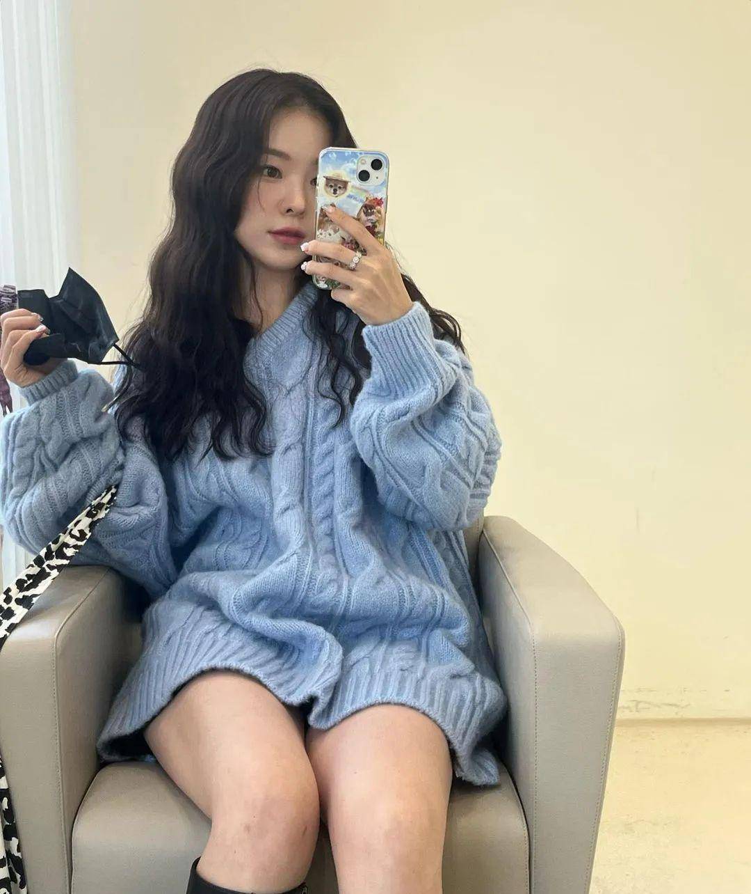 韩国网红荷娜,白皙皮肤,气质出众,饱满身材!_显得_自然_感觉