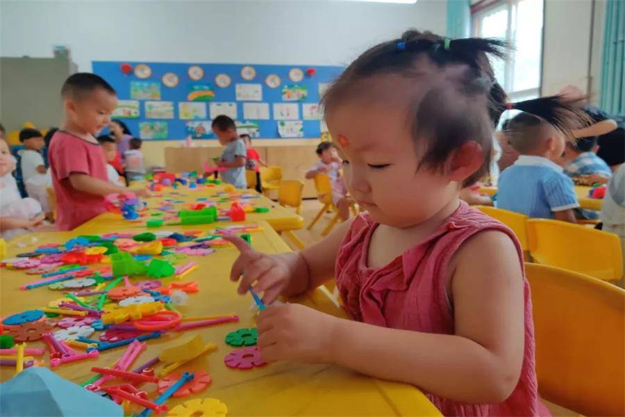 幼儿园老师要画玫瑰花，妈妈买来芹菜直接印上，其他家长服气了