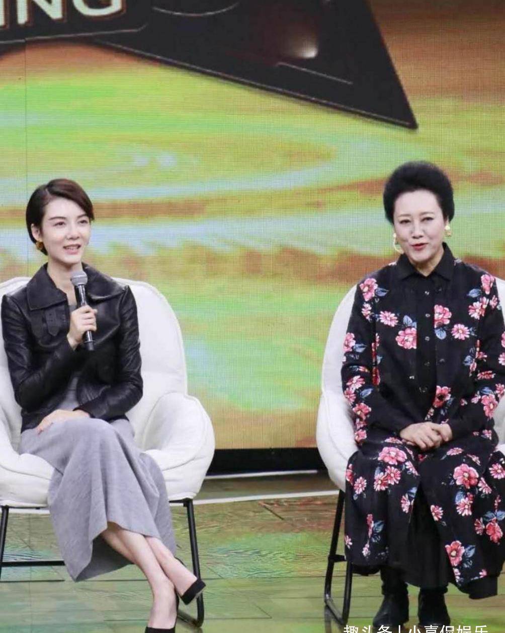 65岁王丽云与车晓罕同框，母女站一起好似姐妹花，目前依旧单身
