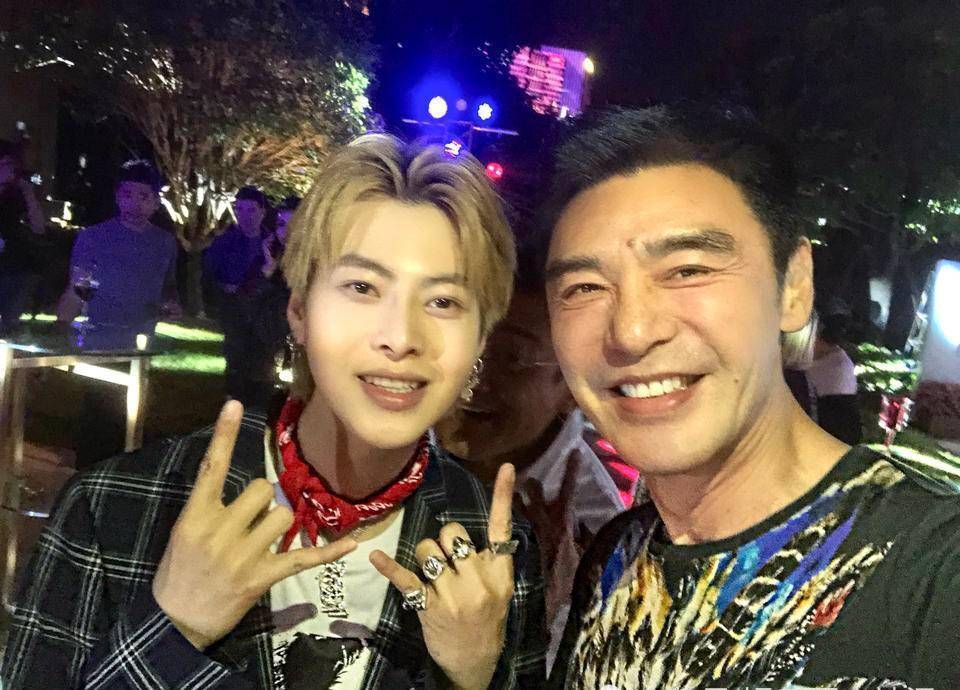 近日,2017年话题度最高的《快乐男声》在个人社交平台上晒出一组吃鸡