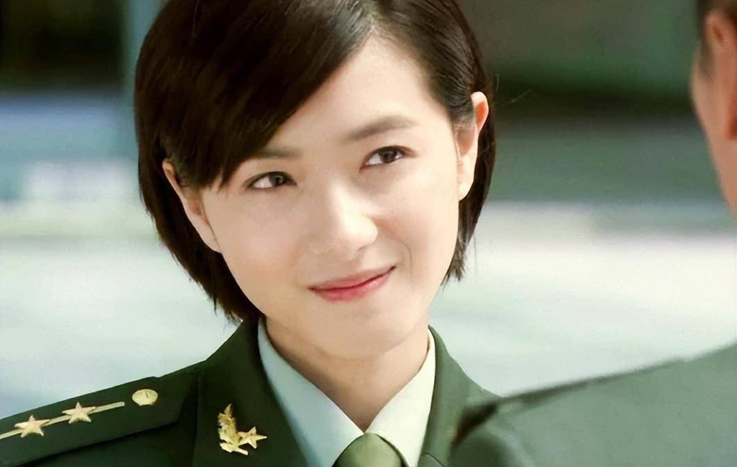 在《天生要完美》中又化身成一个严厉霸气的女军官,对着战士们一声