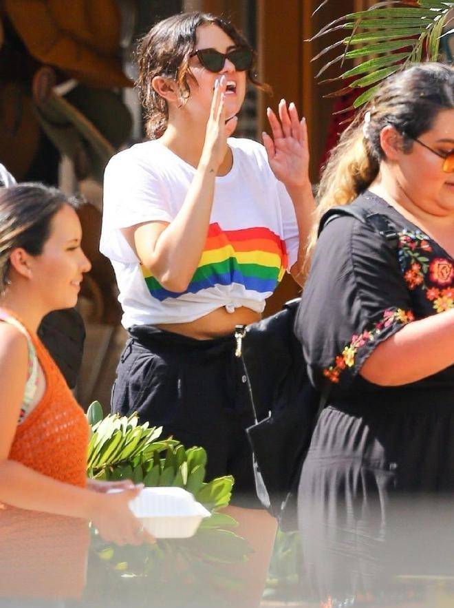 最近贾斯汀·比伯的前女友赛琳娜·戈麦斯现身街头,身穿彩虹t恤和短裤