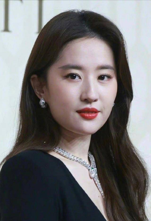 粗双下巴,谭松韵小腹突出身体发胖,只有排骨才美吗_身材_明星_因为