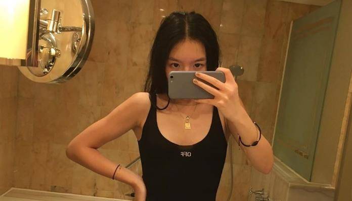 李咏19岁女儿晒时尚照,穿吊带露脐背心秀身材,镶钻金表太抢镜_法图麦