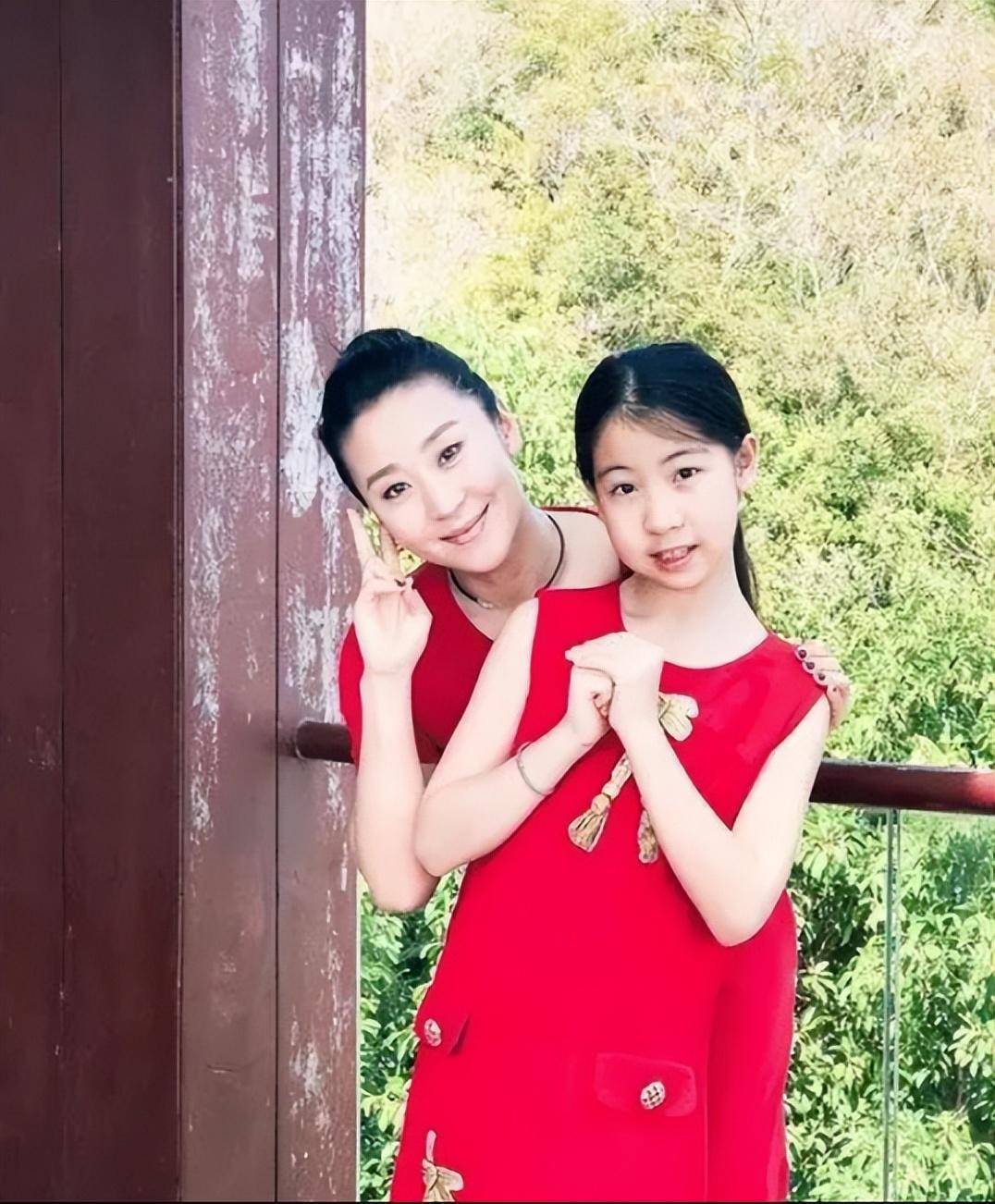 苗圃携女儿游玩,母女俩穿亲子装气质绝佳,女儿五官精致美过妈_造型