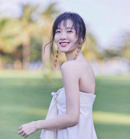 她17岁上春晚,却一直不温不火,却与张一山合作爆红_齐溪_八卦_明星