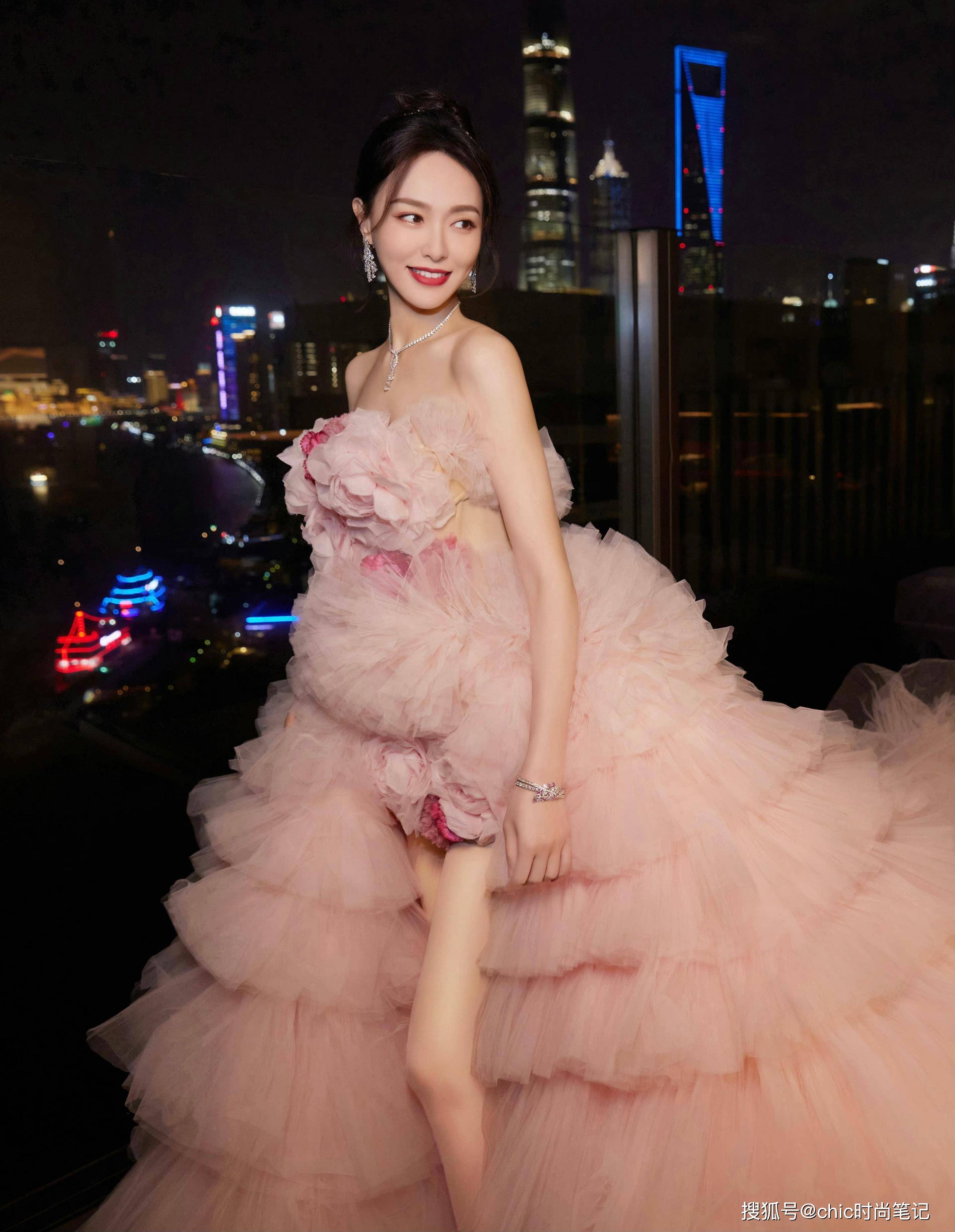 微博之夜百花齐放,女明星礼服造型大pk,你最pick哪一位呢_黑色_高定