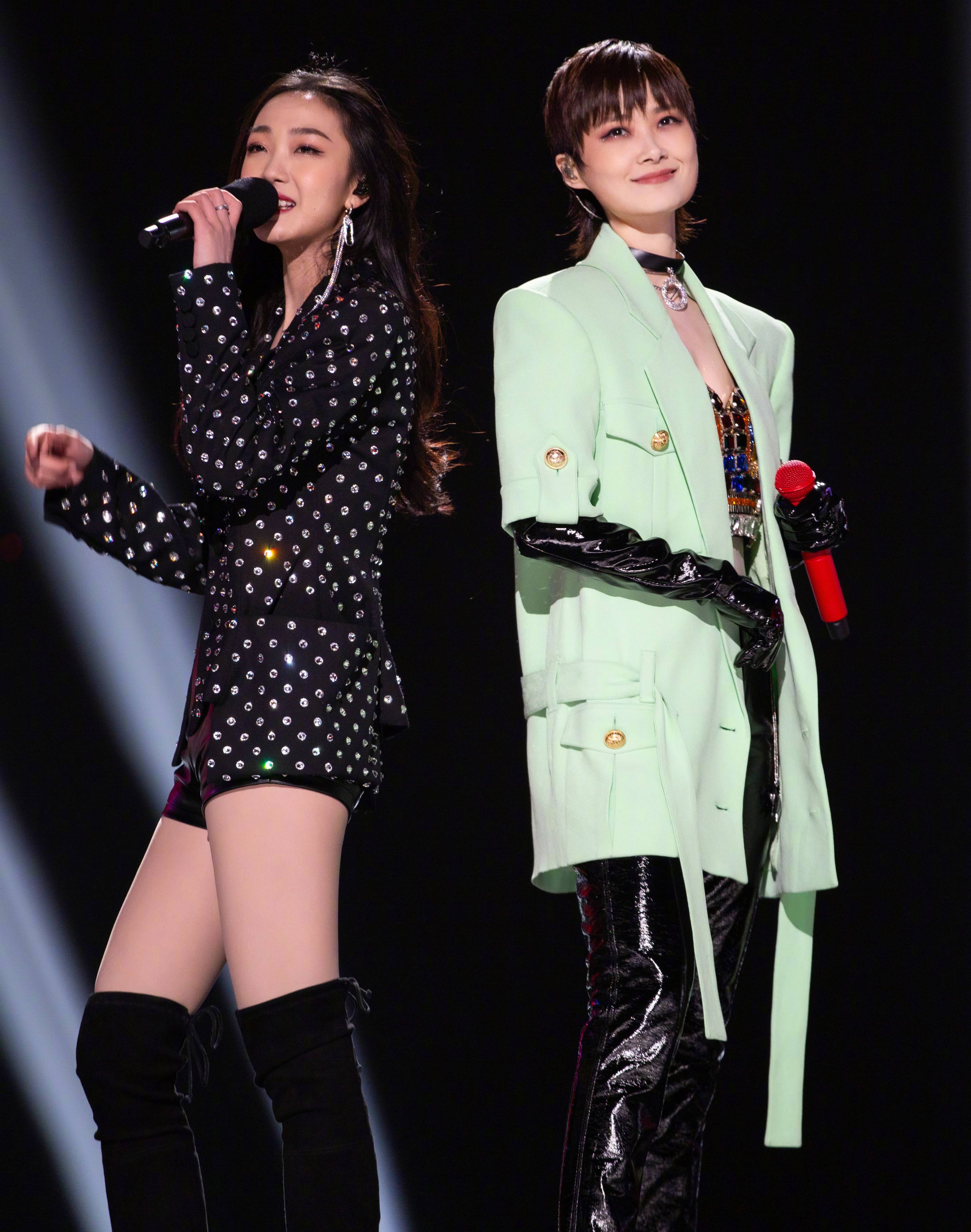 《我们好声音》总决赛李宇春潘虹合作,唱跳演绎《皇后与梦想》_舞台