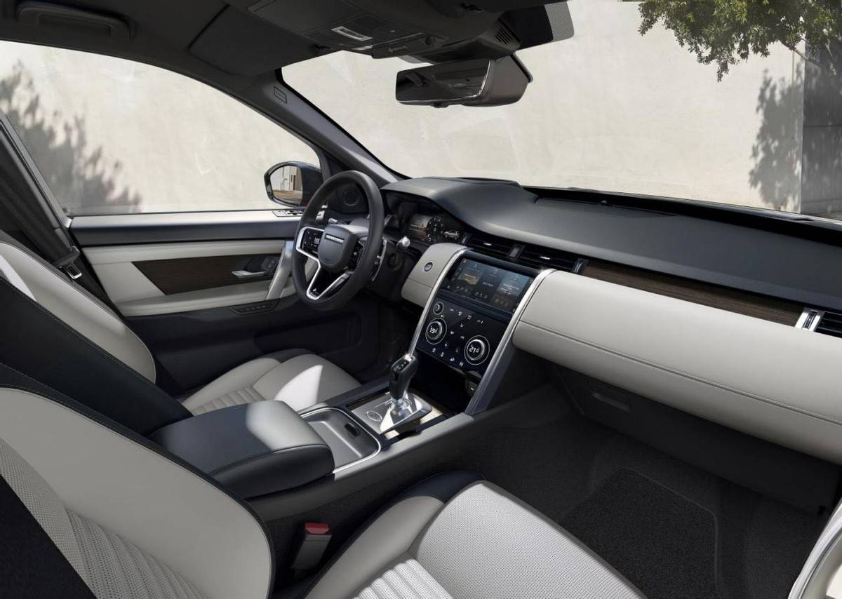 内饰设计方面,2023款路虎发现运动版基本与现款车型保持一致,只不过在