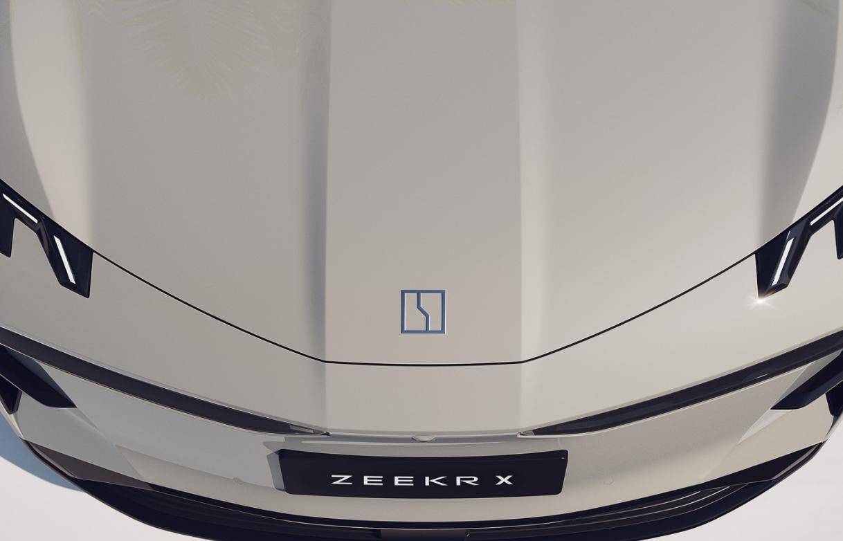 所以极氪品牌能看到不少领克的影子,这款新车前脸也明显很像领克,两侧